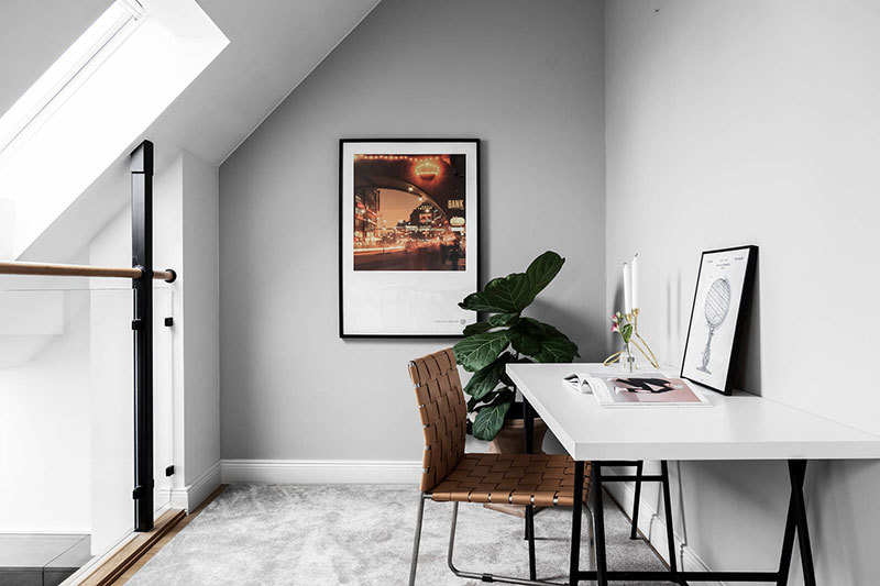 Синий диван и винтовая лестница: двухуровневая квартира в Стокгольме (61 кв.м)