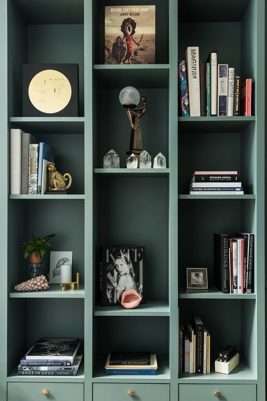 Классика с зелёными и розовыми акцентами: современный интерьер в Лондоне