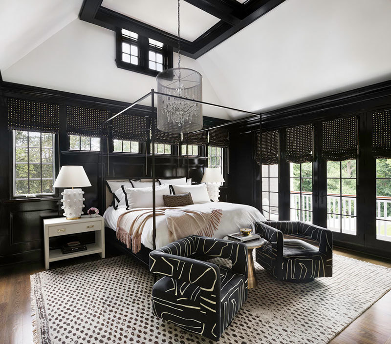 Гламурный американский интерьер с тёмными акцентами и золотыми деталями Гламурный американский интерьер с тёмными акцентами и золотыми деталями