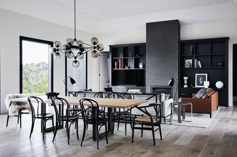 Необычный дом с чёрным фасадом в Австралии