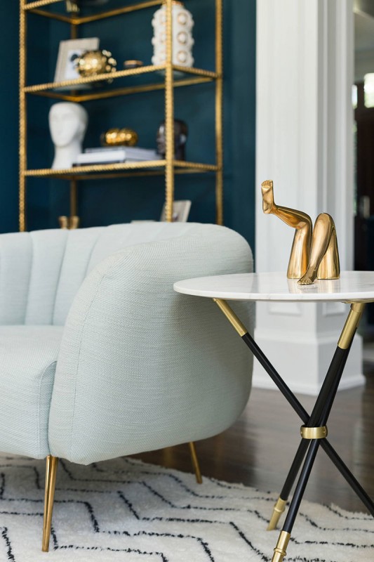 Гламурный американский интерьер с тёмными акцентами и золотыми деталями Гламурный американский интерьер с тёмными акцентами и золотыми деталями