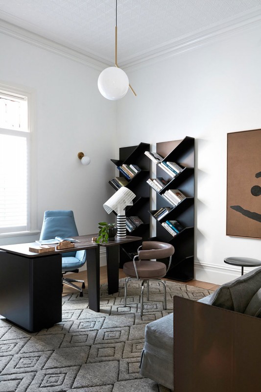 Фиолетовый диван и множество картин: неординарный интерьер в Австралии