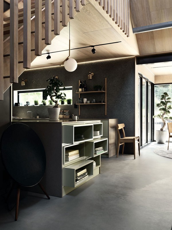 Стильный интерьер деревянного коттеджа в темных тонах в Швеции