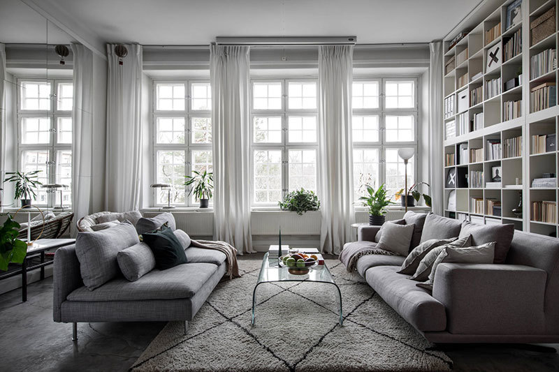 Домашняя библиотека и спальня в мезонине: небольшая промышленная квартира в Стокгольме (53 кв.м.) Домашняя библиотека и спальня в мезонине: небольшая промышленная квартира в Стокгольме (53 кв.м.)