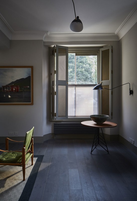 Приглушенные тона в дизайне элегантной двухуровневой квартиры в Лондоне