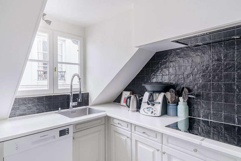 Белая мансардная квартира с голубым диваном в Париже Белая мансардная квартира с голубым диваном в Париже