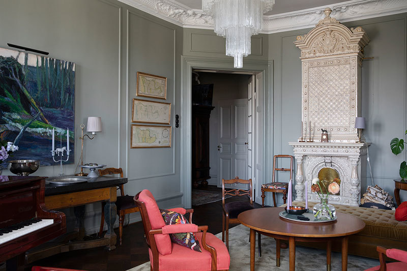 Великолепный традиционный скандинавский интерьер в темных тонах