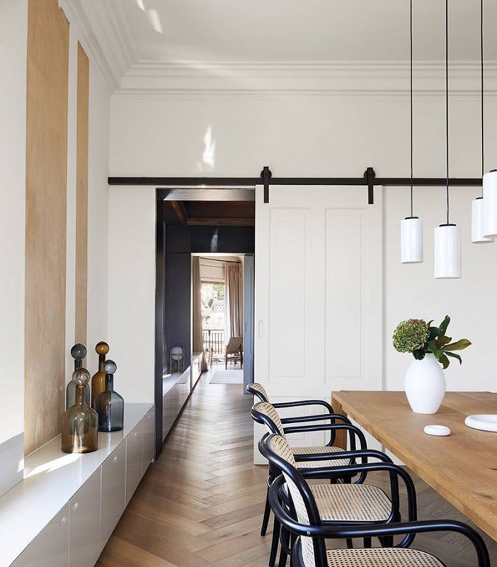 Классическая лепнина и современная мебель: элегантная квартира в Барселоне