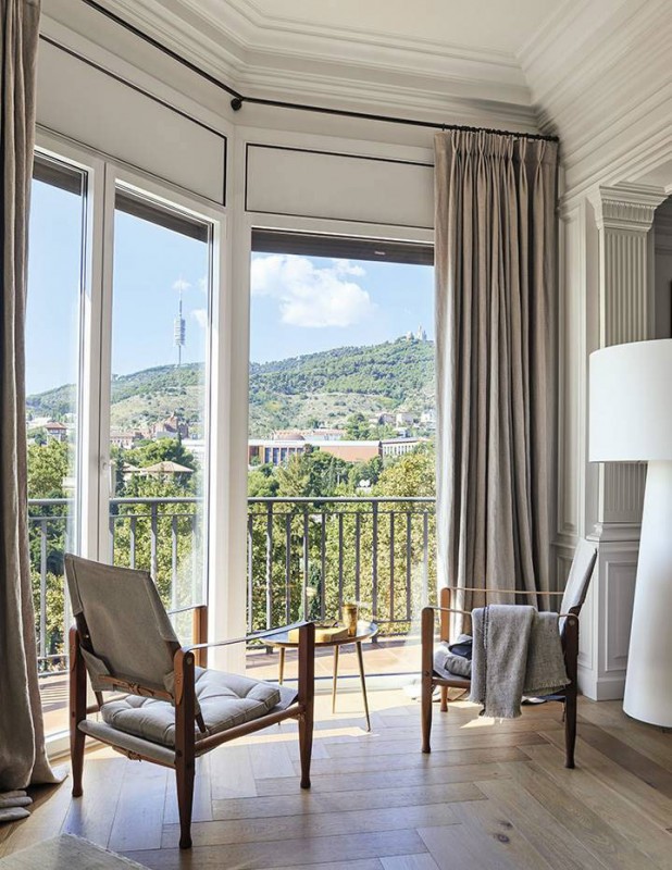 Классическая лепнина и современная мебель: элегантная квартира в Барселоне