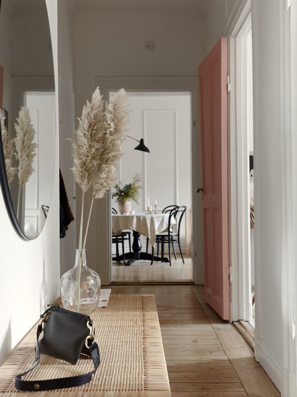 Небольшая квартира в нежными оттенках в доме начала 20 века в Стокгольме (57 кв. м)