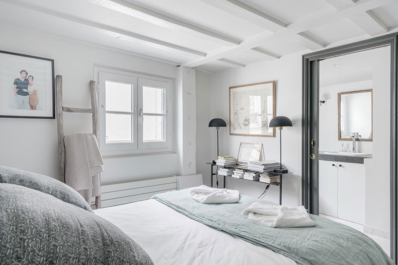 Белая мансардная квартира с голубым диваном в Париже Белая мансардная квартира с голубым диваном в Париже