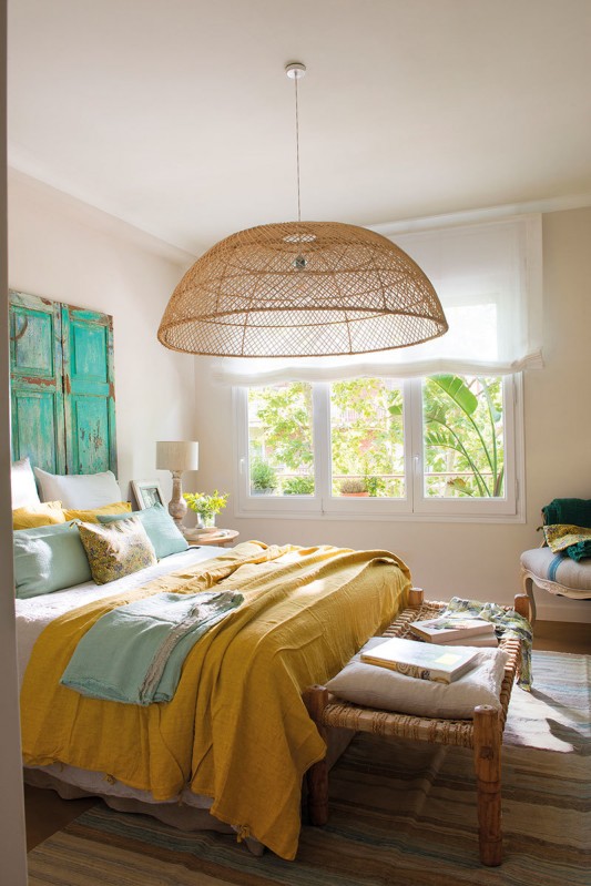 Испанский дом с солнечными акцентами и обоями-лобстерами Испанский дом с солнечными акцентами и обоями-лобстерами