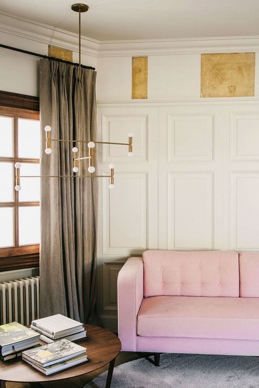 Классическая лепнина и современная мебель: элегантная квартира в Барселоне