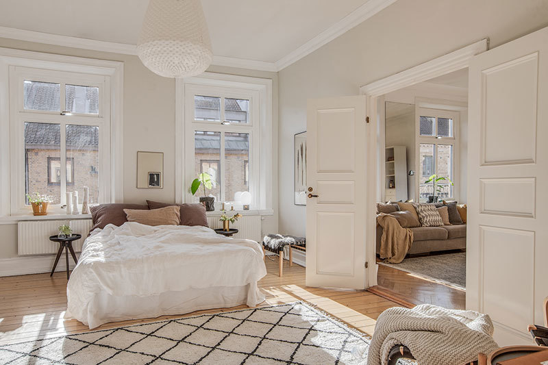 Приятный закатный свет в интерьере скандинавской квартиры