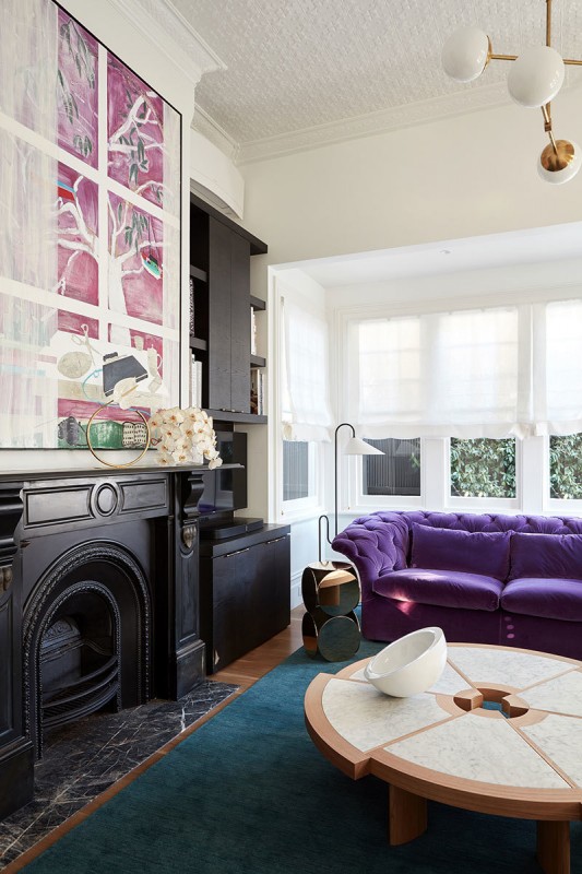Фиолетовый диван и множество картин: неординарный интерьер в Австралии