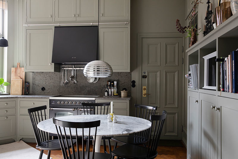 Великолепный традиционный скандинавский интерьер в темных тонах