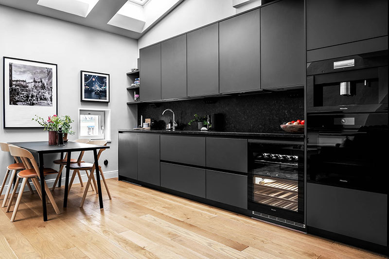 Синий диван и винтовая лестница: двухуровневая квартира в Стокгольме (61 кв.м)