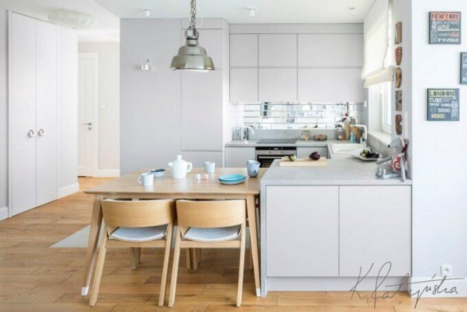 Голубой, белый и серый - замечательное сочетание с деревом.