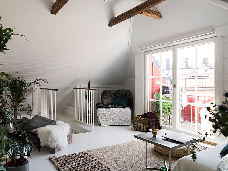 Необычная мансардная квартира с балконом и террасой в Стокгольме (75 кв. м) Необычная мансардная квартира с балконом и террасой в Стокгольме (75 кв. м)
