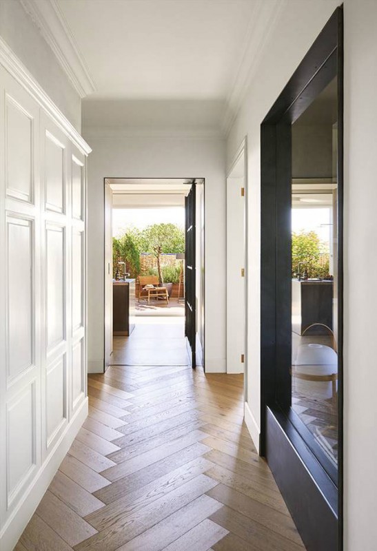 Классическая лепнина и современная мебель: элегантная квартира в Барселоне