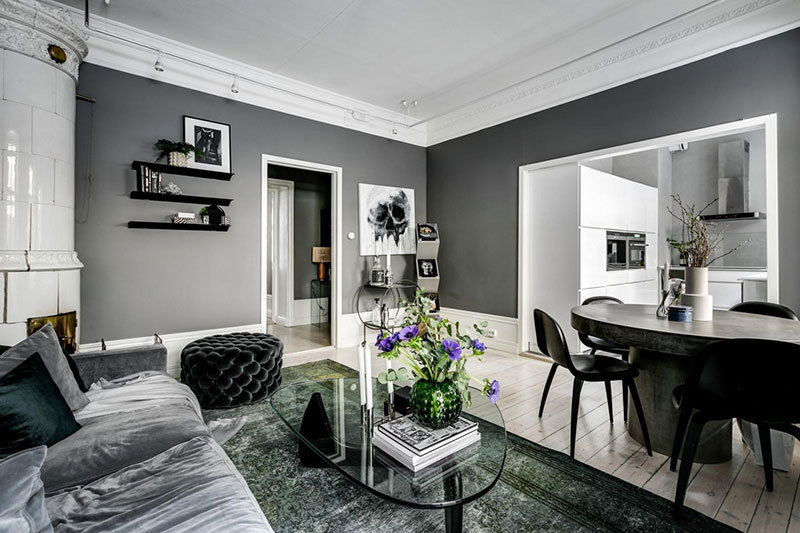 Шведская квартира в темных тонах с зелёными акцентами