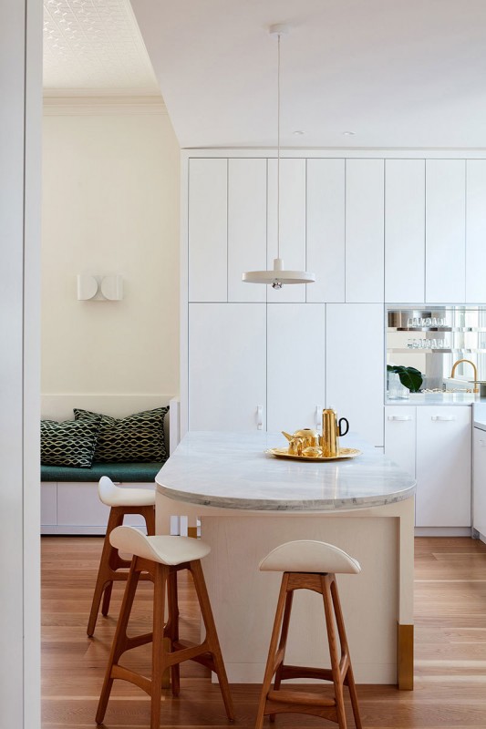 Фиолетовый диван и множество картин: неординарный интерьер в Австралии