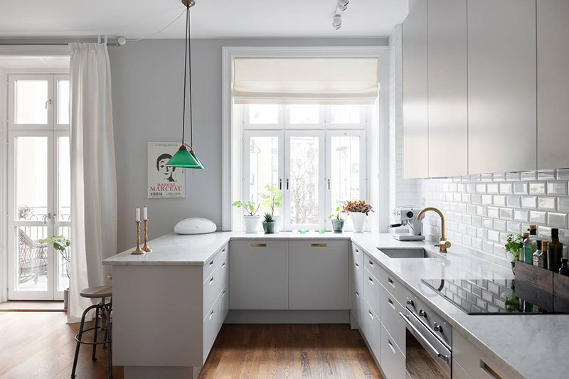 Оранжевый диван и огромные картины: красивая скандинавская квартира Оранжевый диван и огромные картины: красивая скандинавская квартира