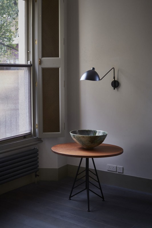 Приглушенные тона в дизайне элегантной двухуровневой квартиры в Лондоне