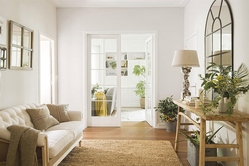 Испанский дом с солнечными акцентами и обоями-лобстерами Испанский дом с солнечными акцентами и обоями-лобстерами