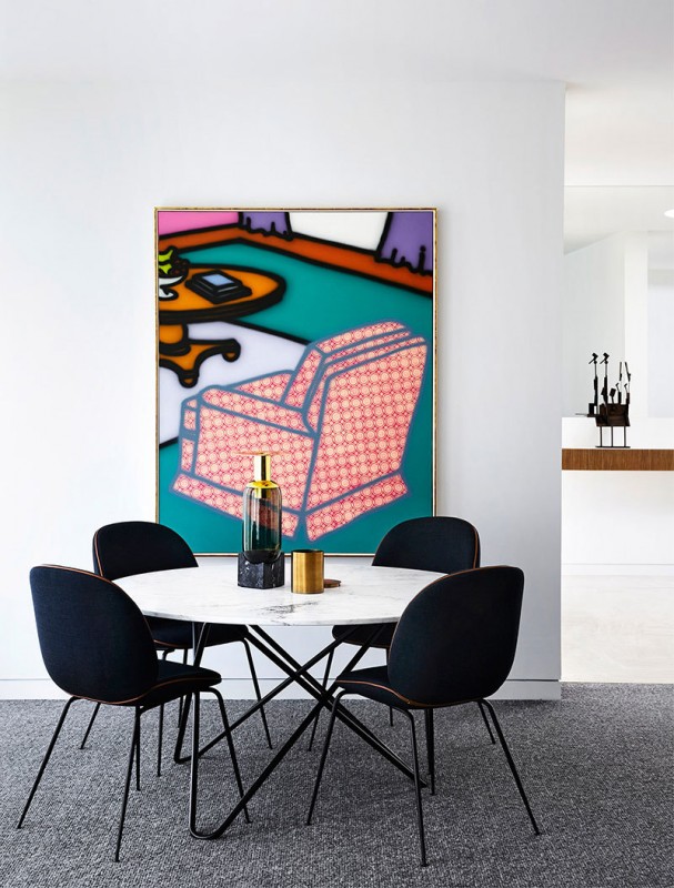 Современный дом в Мельбурне с большими окнами и яркими картинами Современный дом в Мельбурне с большими окнами и яркими картинами