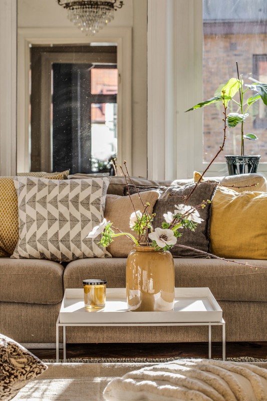 Приятный закатный свет в интерьере скандинавской квартиры