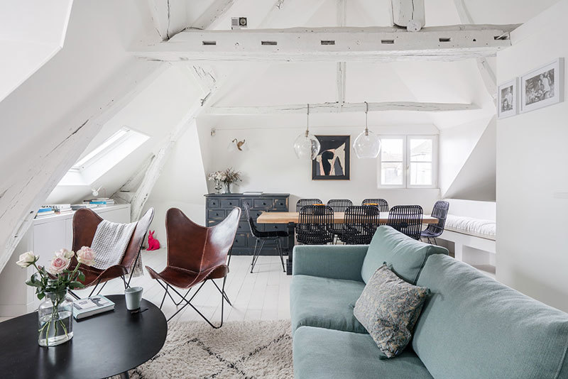 Белая мансардная квартира с голубым диваном в Париже Белая мансардная квартира с голубым диваном в Париже