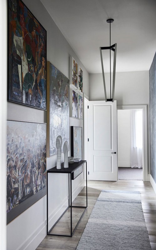 Необычный дом с чёрным фасадом в Австралии