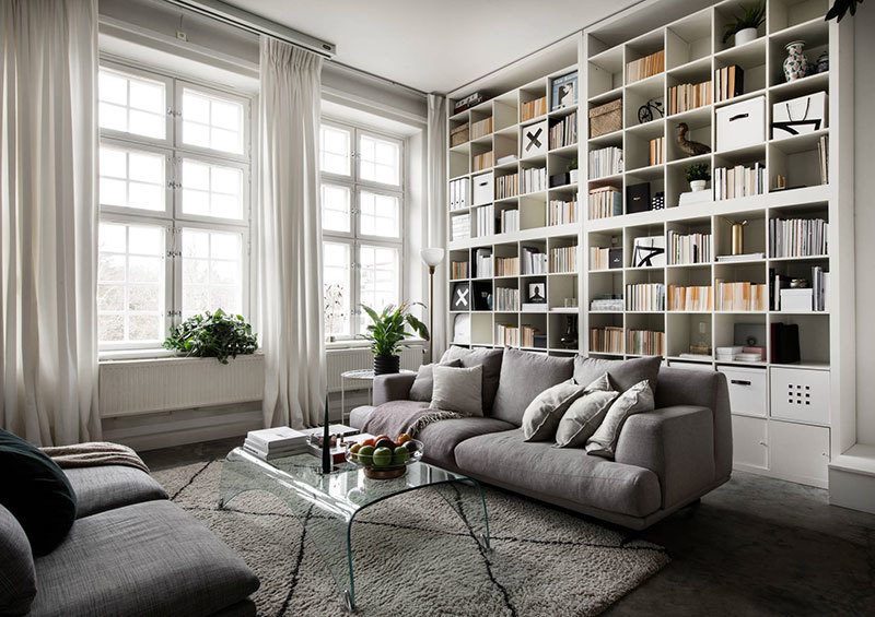 Домашняя библиотека и спальня в мезонине: небольшая промышленная квартира в Стокгольме (53 кв.м.) Домашняя библиотека и спальня в мезонине: небольшая промышленная квартира в Стокгольме (53 кв.м.)