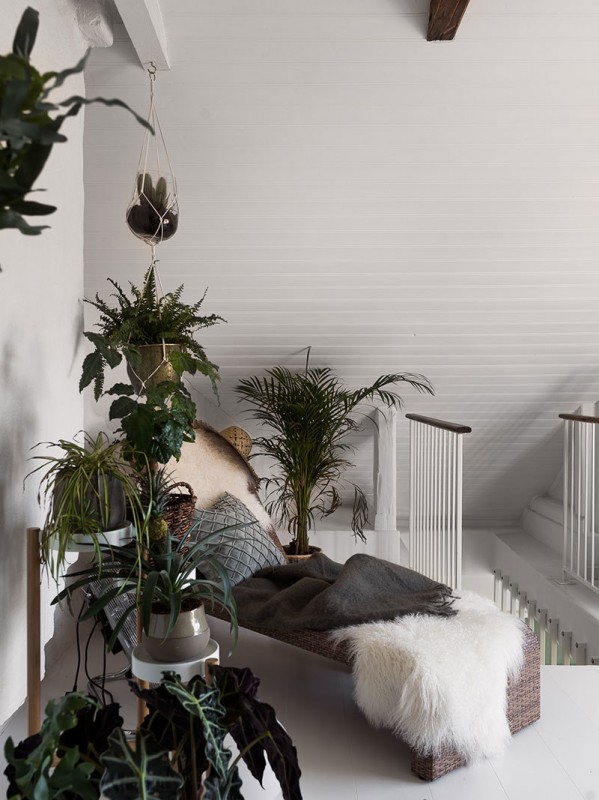 Необычная мансардная квартира с балконом и террасой в Стокгольме (75 кв. м) Необычная мансардная квартира с балконом и террасой в Стокгольме (75 кв. м)