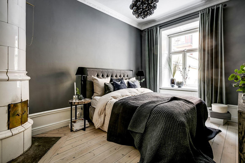 Шведская квартира в темных тонах с зелёными акцентами