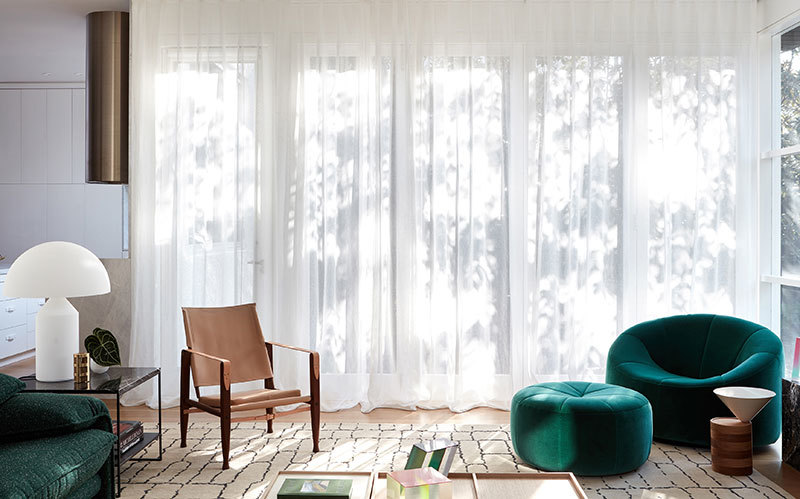 Фиолетовый диван и множество картин: неординарный интерьер в Австралии