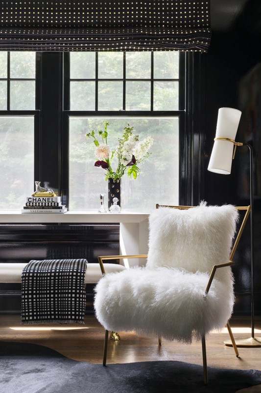 Гламурный американский интерьер с тёмными акцентами и золотыми деталями Гламурный американский интерьер с тёмными акцентами и золотыми деталями