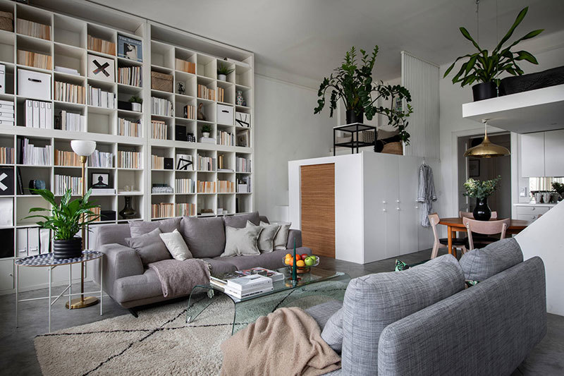 Домашняя библиотека и спальня в мезонине: небольшая промышленная квартира в Стокгольме (53 кв.м.) Домашняя библиотека и спальня в мезонине: небольшая промышленная квартира в Стокгольме (53 кв.м.)