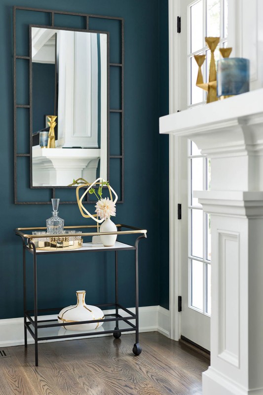 Гламурный американский интерьер с тёмными акцентами и золотыми деталями Гламурный американский интерьер с тёмными акцентами и золотыми деталями