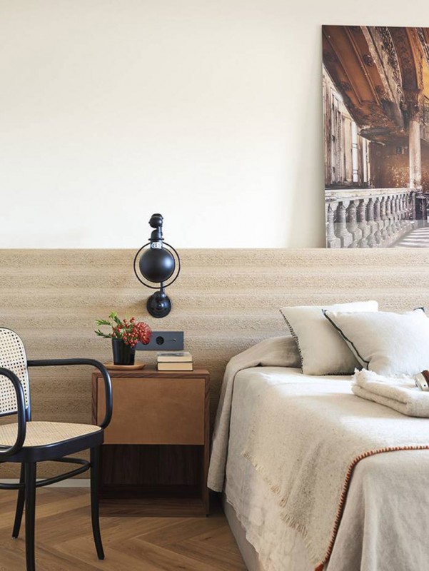 Классическая лепнина и современная мебель: элегантная квартира в Барселоне