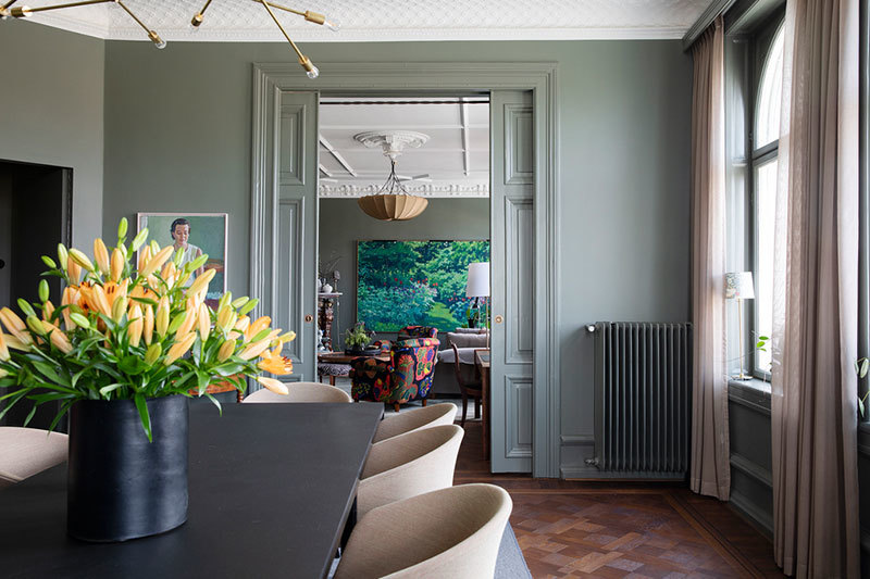 Великолепный традиционный скандинавский интерьер в темных тонах