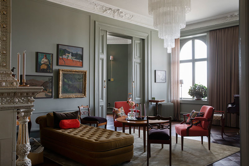 Великолепный традиционный скандинавский интерьер в темных тонах