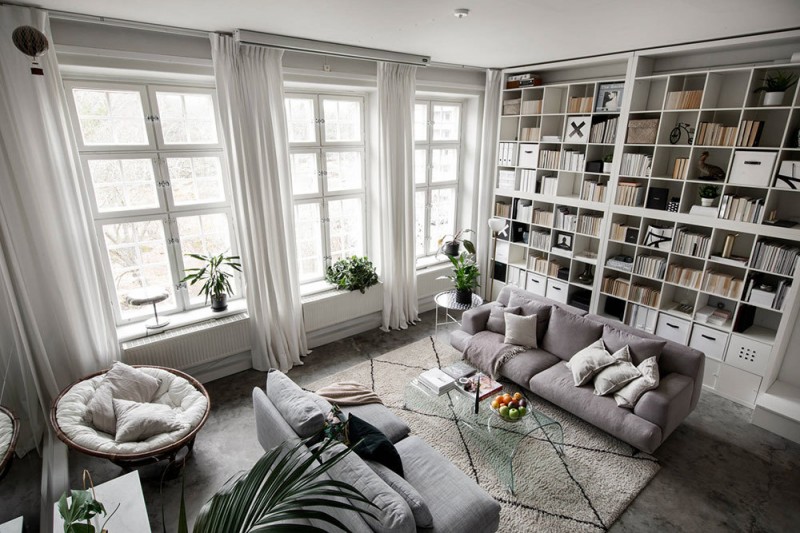 Домашняя библиотека и спальня в мезонине: небольшая промышленная квартира в Стокгольме (53 кв.м.) Домашняя библиотека и спальня в мезонине: небольшая промышленная квартира в Стокгольме (53 кв.м.)