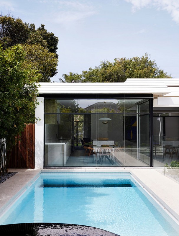 Современный дом в Мельбурне с большими окнами и яркими картинами Современный дом в Мельбурне с большими окнами и яркими картинами