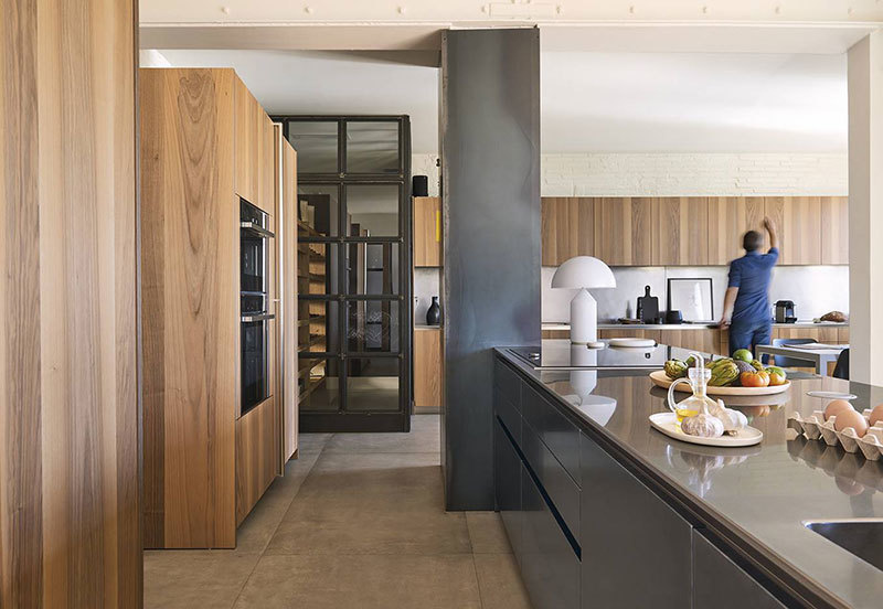 Классическая лепнина и современная мебель: элегантная квартира в Барселоне