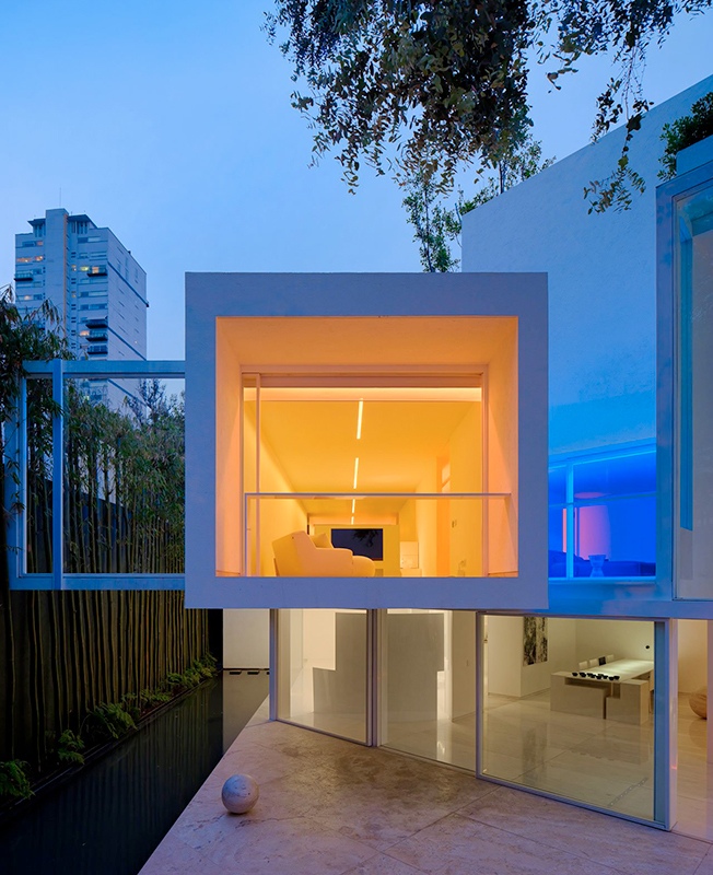 Мигель Анхель Арагонес: неоновый минимализм в Мексике