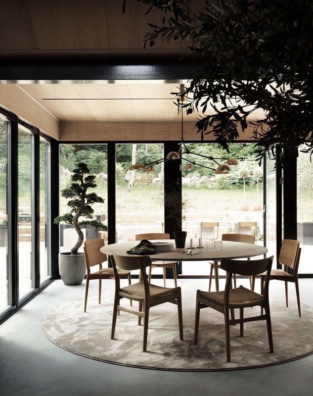 Стильный интерьер деревянного коттеджа в темных тонах в Швеции