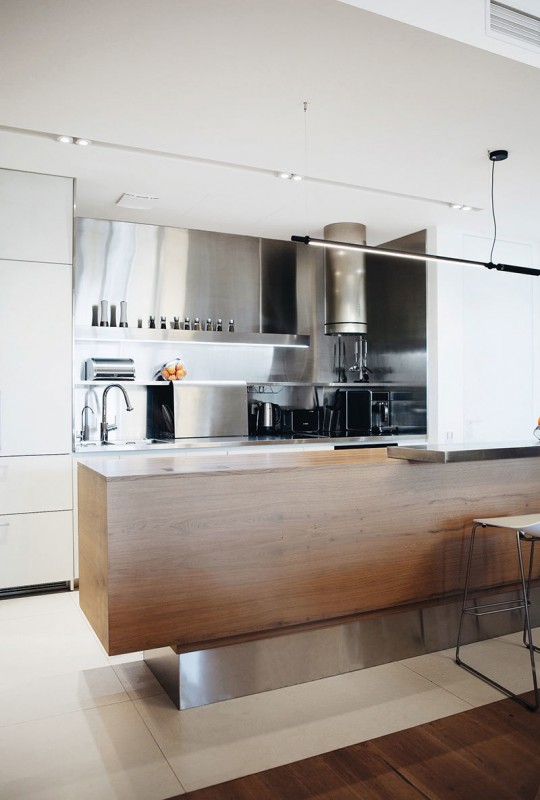 Уютная современная квартира с библиотекой в ​​Киеве, Украина