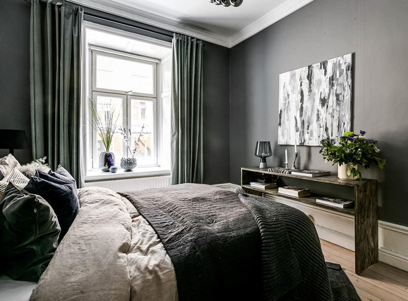 Шведская квартира в темных тонах с зелёными акцентами